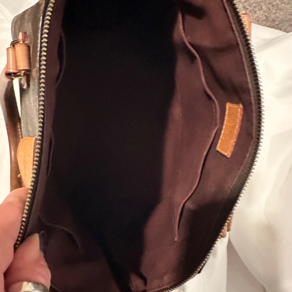 Louis Vuitton Rivoli MM - Picture 8 of 13